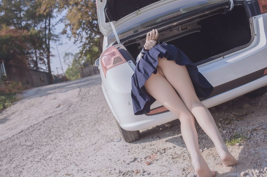后備箱綁了個美女回來
