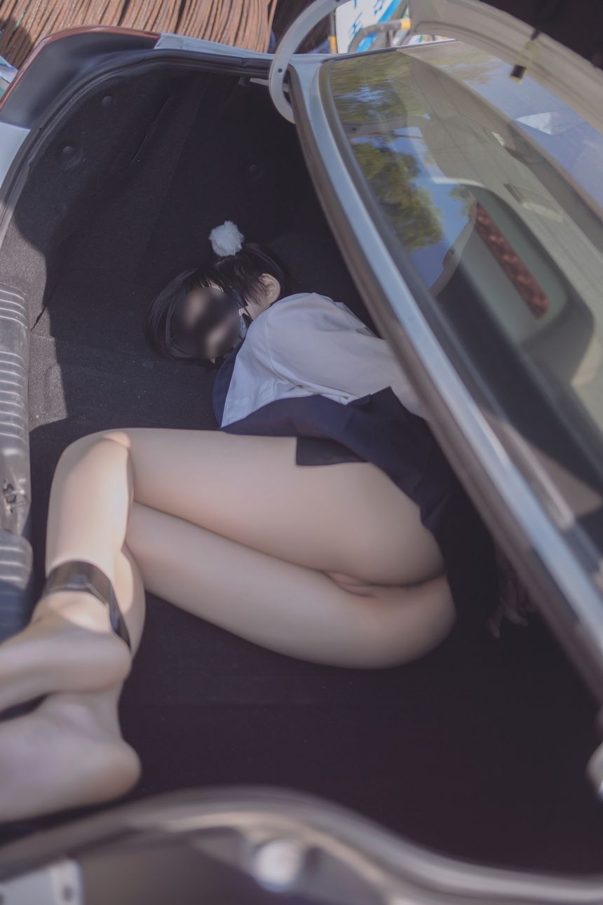 后備箱綁了個美女回來