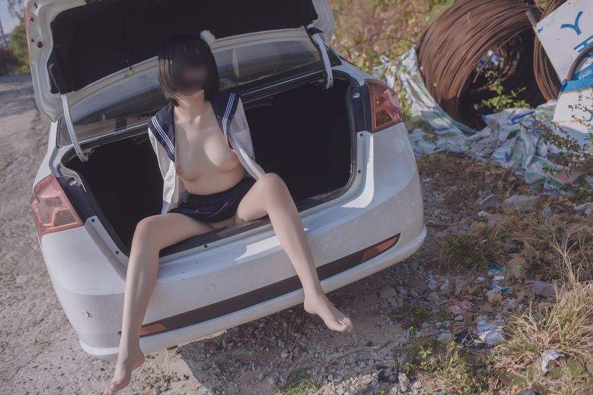 后備箱綁了個美女回來