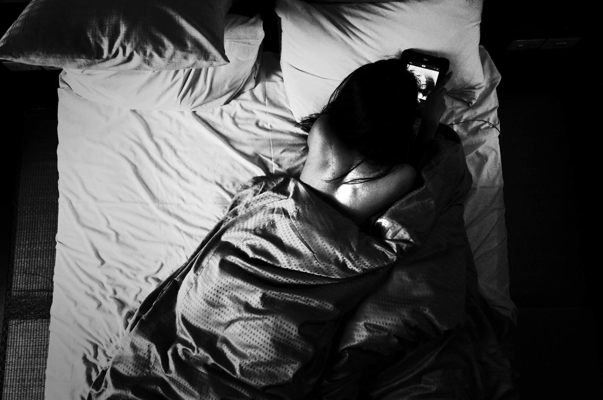 6女7男群交趴“公廁團” 6大一女生背著各自男友約戰7男群P攝影集