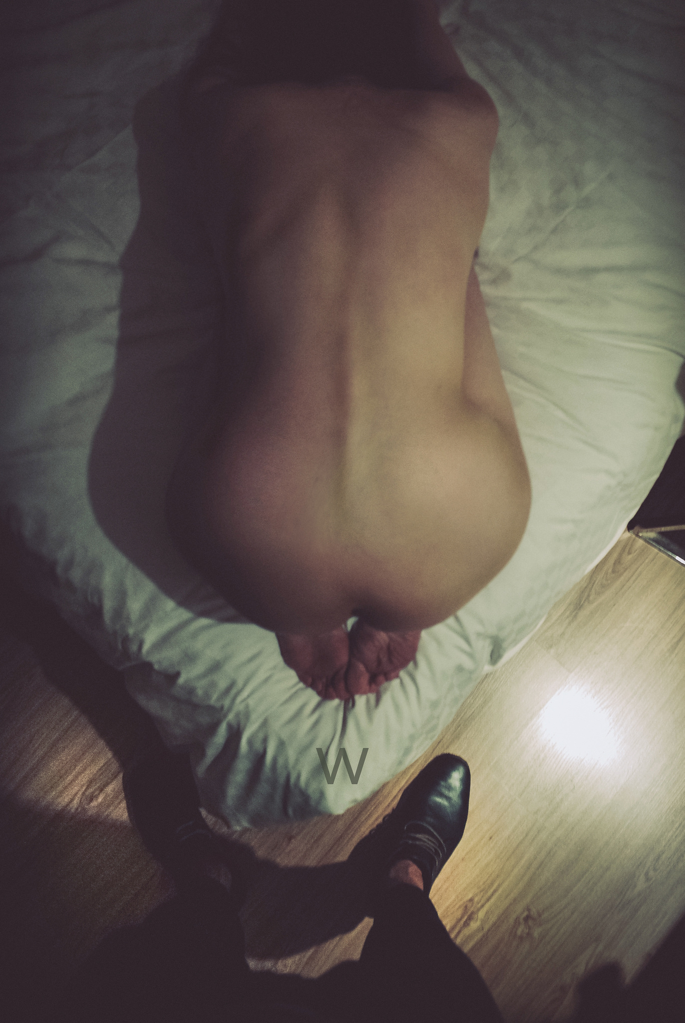 6女7男群交趴“公廁團” 6大一女生背著各自男友約戰7男群P攝影集
