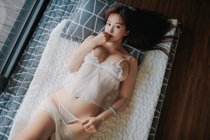 一代乳神易陽情趣薄紗豐滿上圍蓋不住