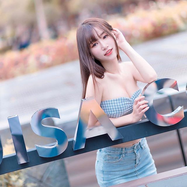 眼神清澈迷人的清純小美女