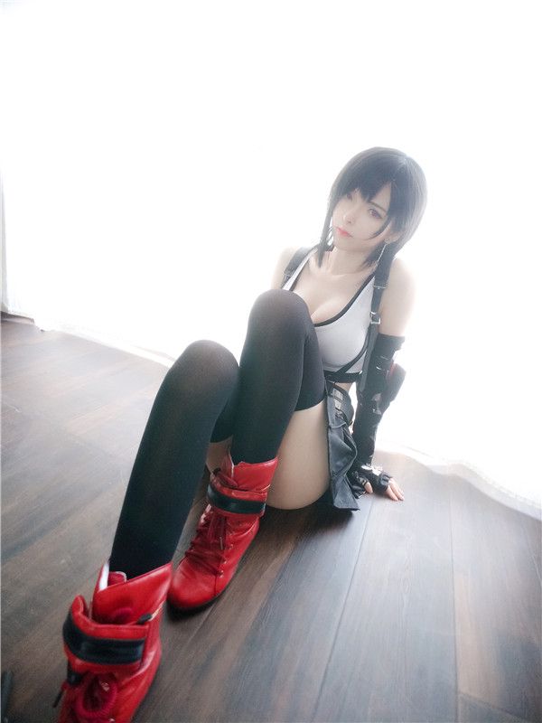 未來女警吸引姿態(tài)