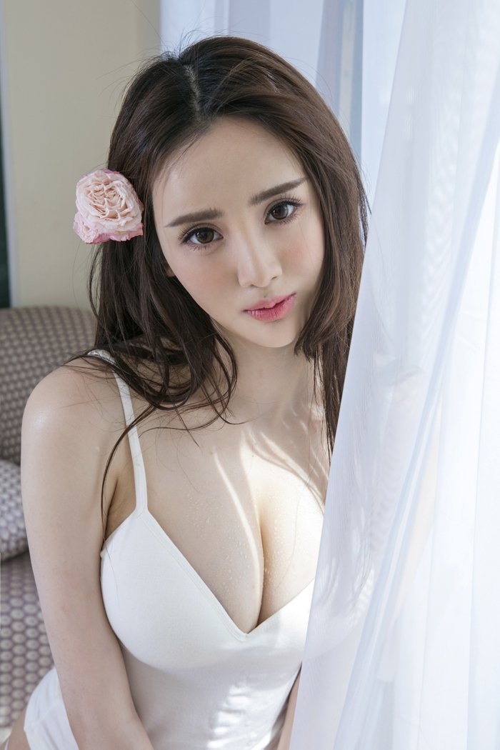 性感嫩模于思琪巨大美胸大膽私房照