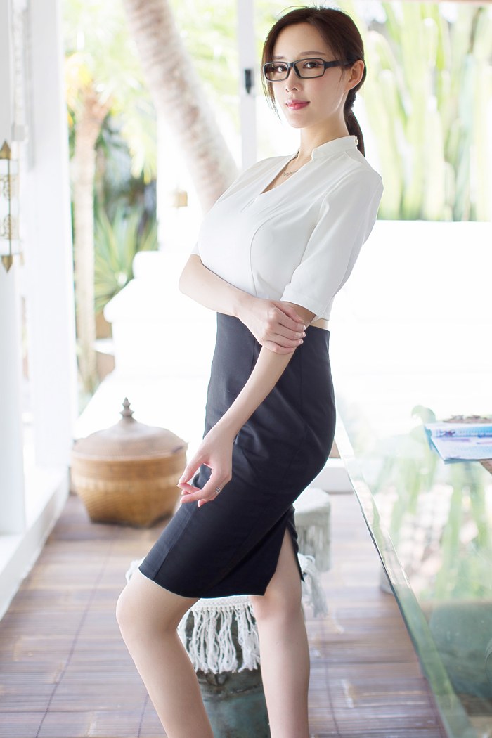 性感美女周妍希女秘書豐滿胸部搖搖欲墜