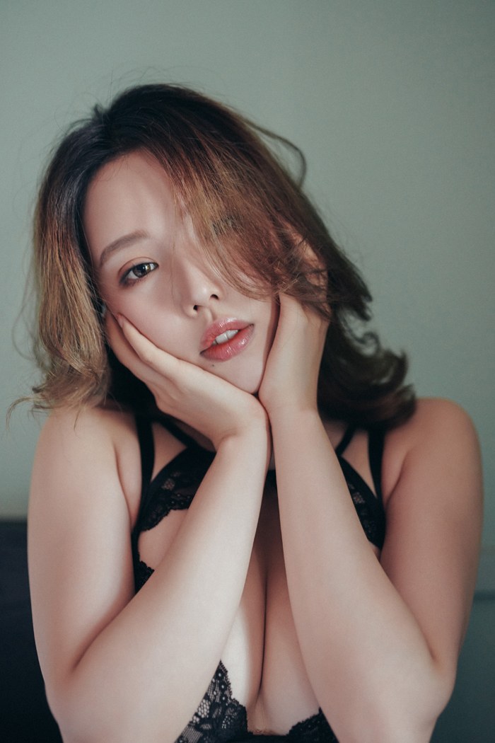 性感美女黃樂然蕾絲內(nèi)衣眼神魅惑