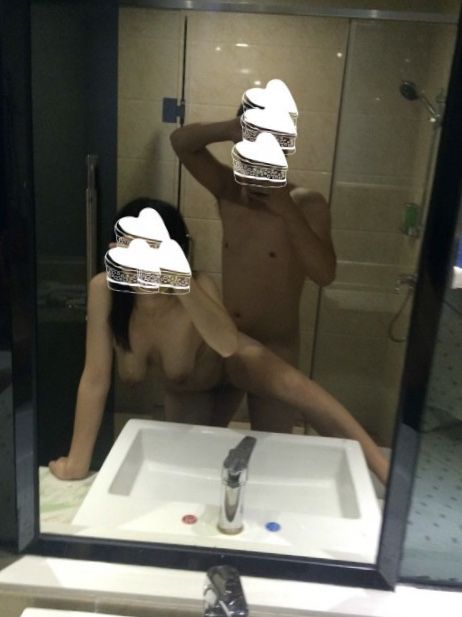 把巨乳肥臀的騷貨抱起來艸