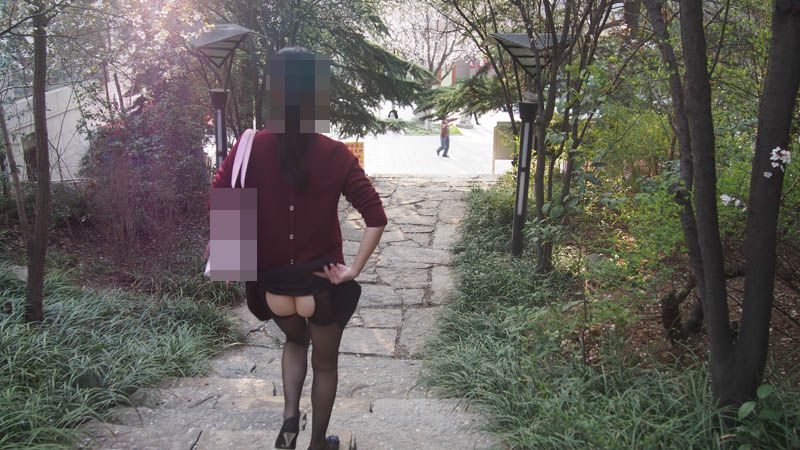少婦樓道、公園露出，渾身散發(fā)著淫蕩的氣息