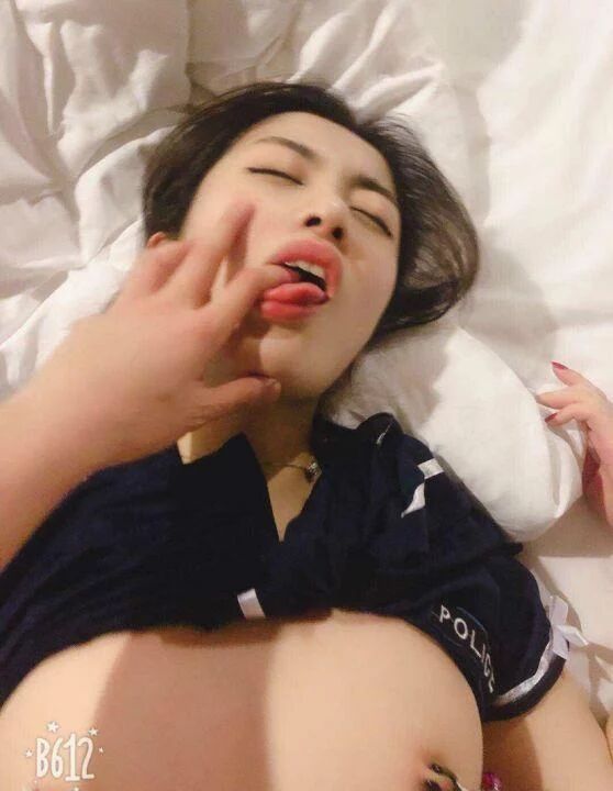 又到周末約的女網(wǎng)友到酒店激情自拍