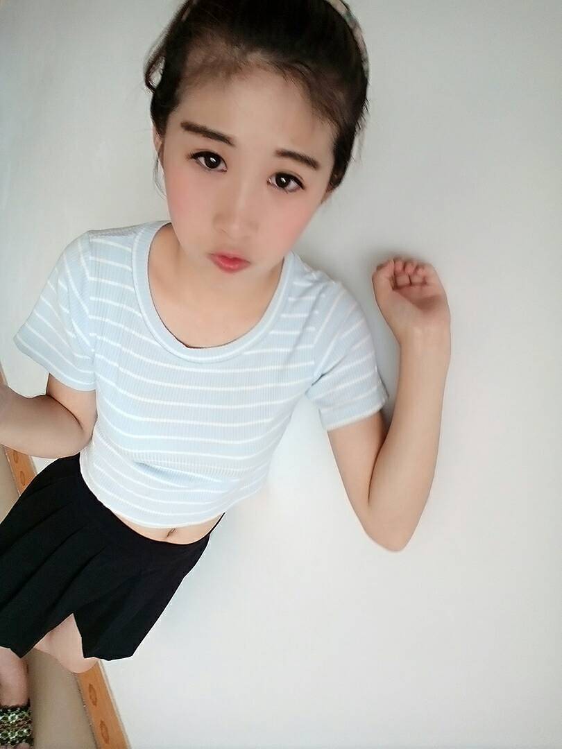 露臉美女，膚白貌美大長腿，翹乳嫩穴流口水