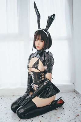媽媽終于脫下她那小內(nèi)褲