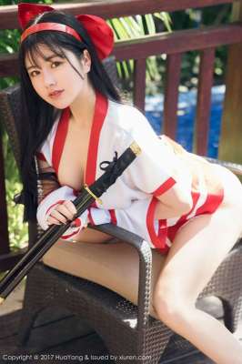 女大學(xué)生在電影院被群姦