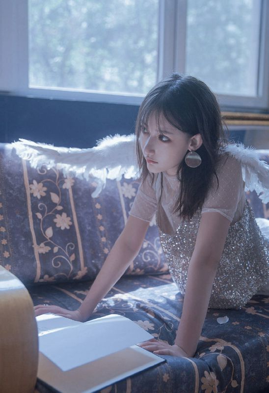 穿著睡裙敲我門的美女