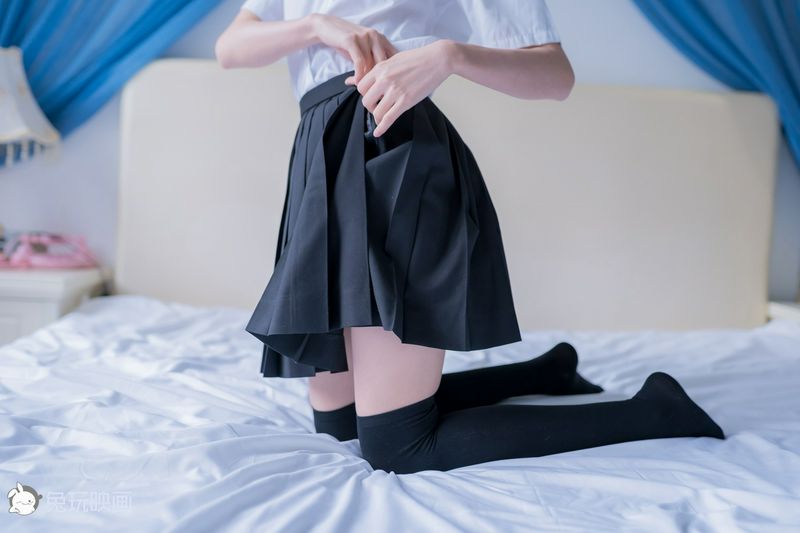 留宿大學(xué)女友寢室順便操她同學(xué)