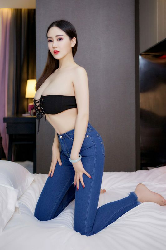 豐臀巨乳易陽白色情人節香艷寫真