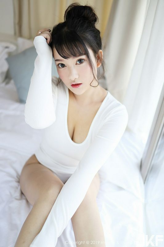 巨乳嫩模小尤奈私房低胸白色內(nèi)衣比基尼秀完美身材誘惑寫真