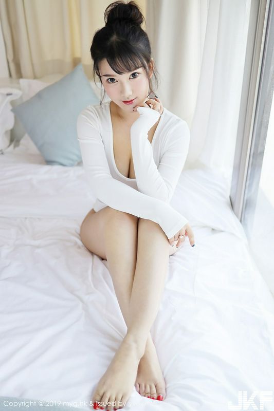 巨乳嫩模小尤奈私房低胸白色內(nèi)衣比基尼秀完美身材誘惑寫真