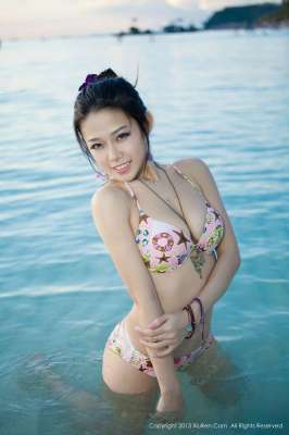 心機(jī)Girl！騷氣妹luvian本能黃色開高衩露出小蠻腰給你滿滿的誘惑