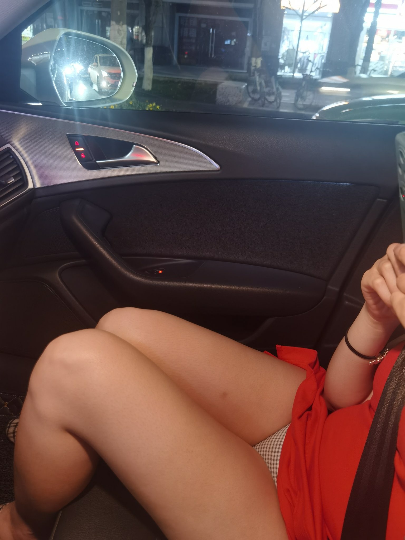 開車去發(fā)騷 一起來(lái)看看車中春色