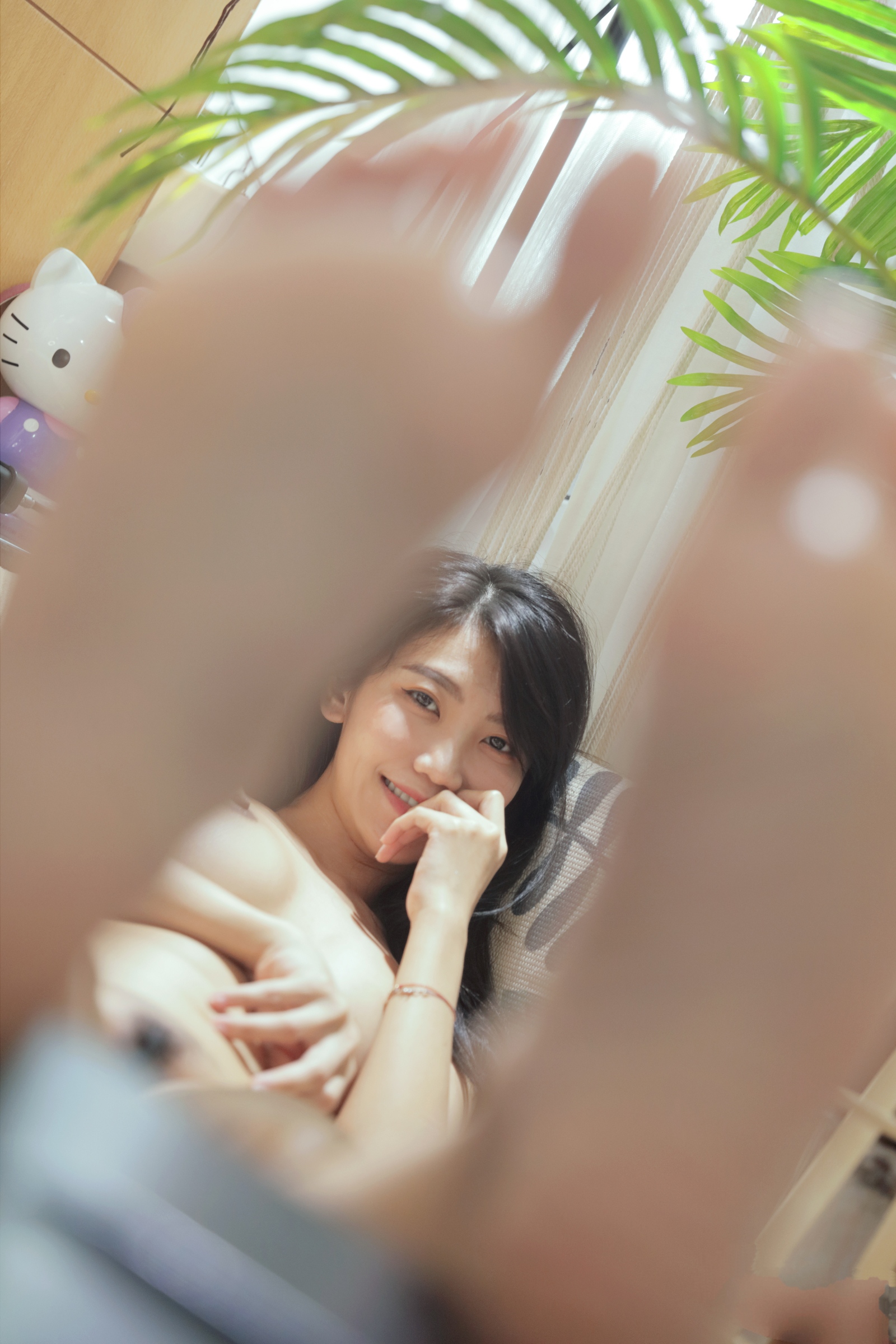 小蝶穿絲襪來了然后她又脫了
