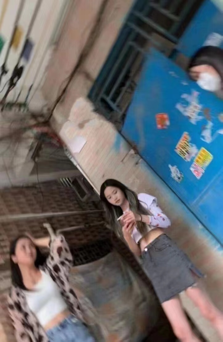 改革開放前沿陣地，龍崗馬竹路驚現好多嫩妹，這是要干嘛？