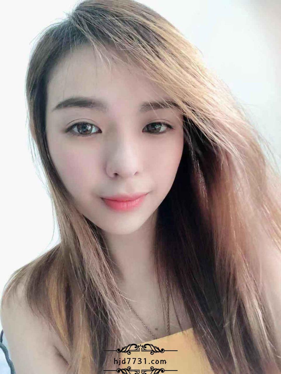 露臉反差的妹子