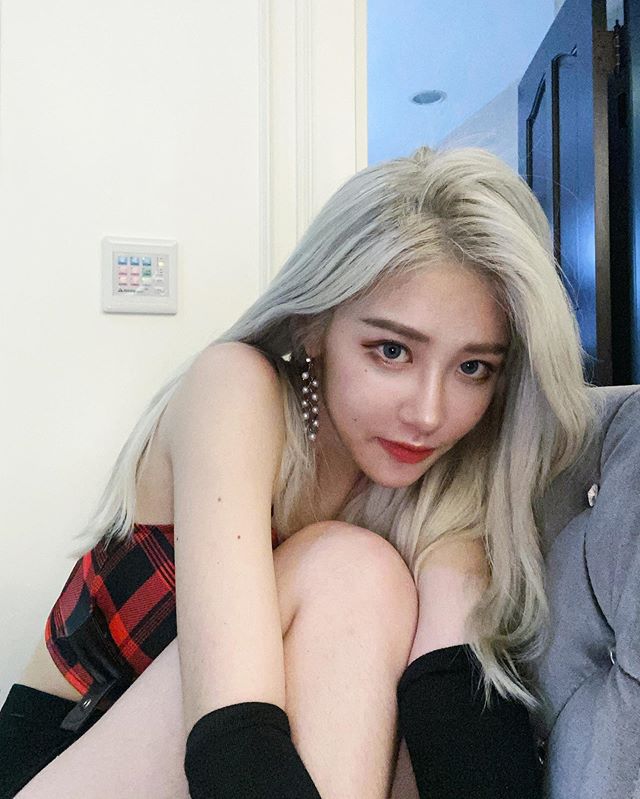 火辣YouTuber美麗妄娜掀衣露溝曬蝴蝶