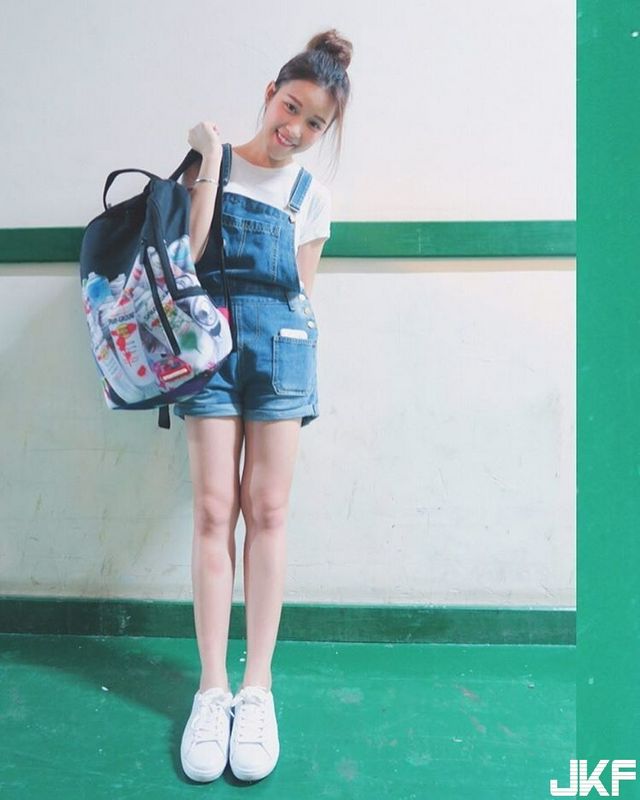 鄰家女孩的秘密.....解放后的身材很胸狠呀!
