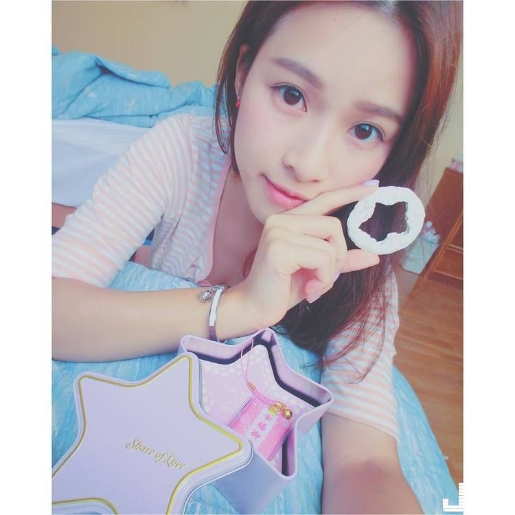 鄰家女孩的秘密.....解放后的身材很胸狠呀!
