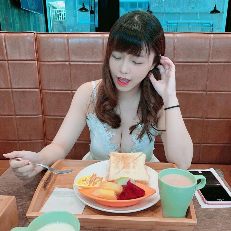 肉欲充滿！清純素人護(hù)理師大秀超巨雙球＋性感美臀太誘人：好想去看病_李佩瑾