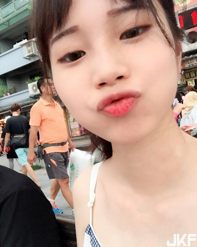這眼神真的太勾人了吧！正妹小菜微醺床上睡前自拍小露事業線