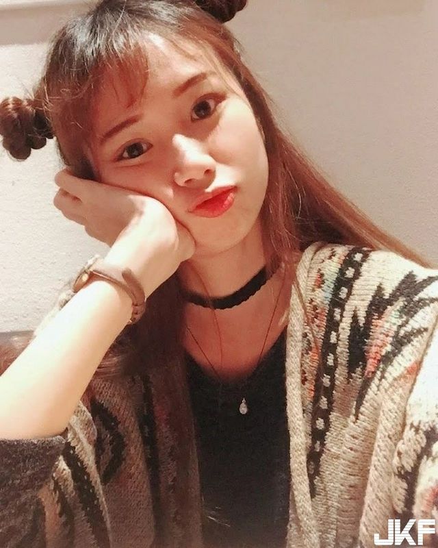 這眼神真的太勾人了吧！正妹小菜微醺床上睡前自拍小露事業線