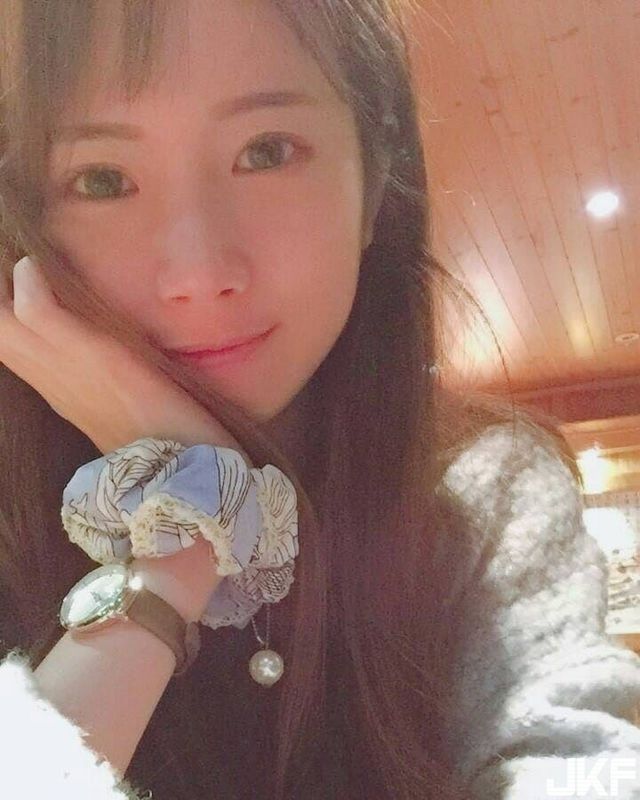 這眼神真的太勾人了吧！正妹小菜微醺床上睡前自拍小露事業線