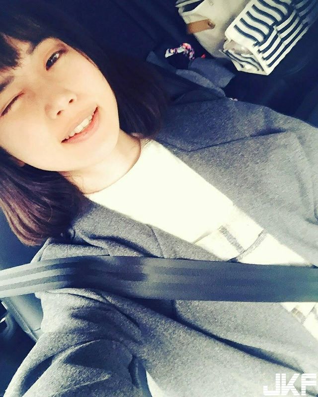 這眼神真的太勾人了吧！正妹小菜微醺床上睡前自拍小露事業線