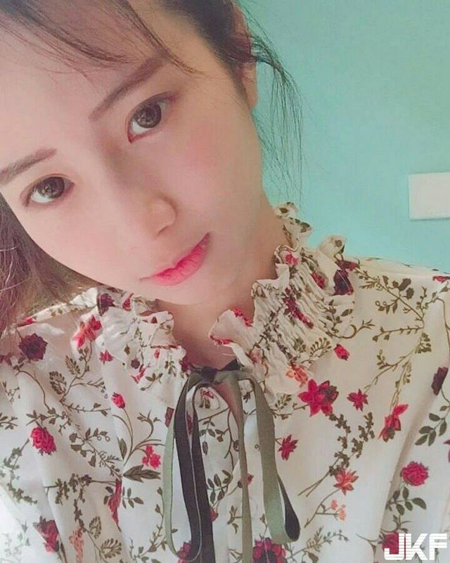 這眼神真的太勾人了吧！正妹小菜微醺床上睡前自拍小露事業線