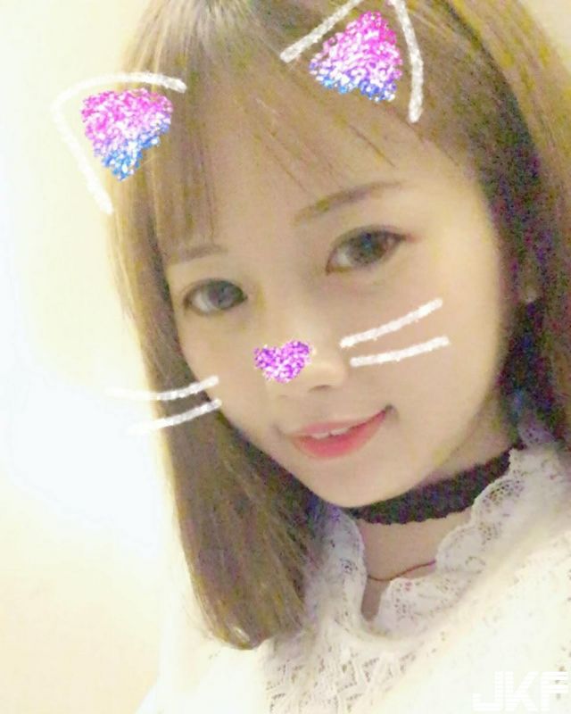 這眼神真的太勾人了吧！正妹小菜微醺床上睡前自拍小露事業線