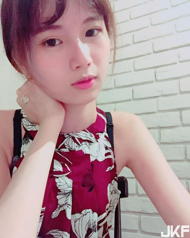 這眼神真的太勾人了吧！正妹小菜微醺床上睡前自拍小露事業線