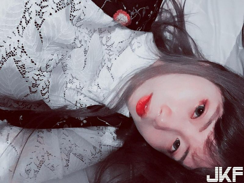 這眼神真的太勾人了吧！正妹小菜微醺床上睡前自拍小露事業線