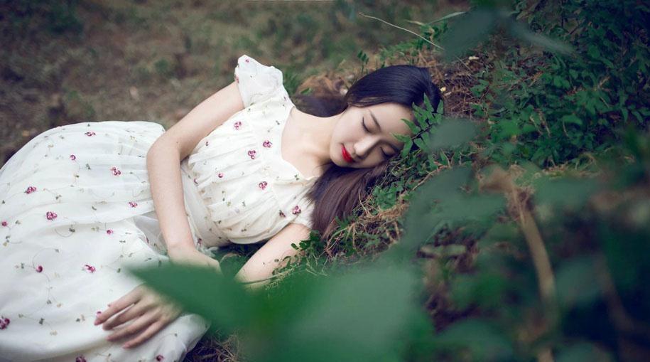 清純的紅唇少女戶外唯美時尚寫真