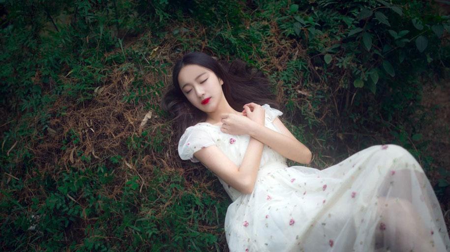 清純的紅唇少女戶外唯美時尚寫真