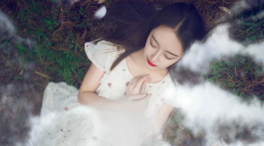 清純的紅唇少女戶外唯美時尚寫真