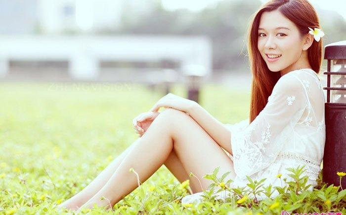 清純時尚美女宛如鮮花