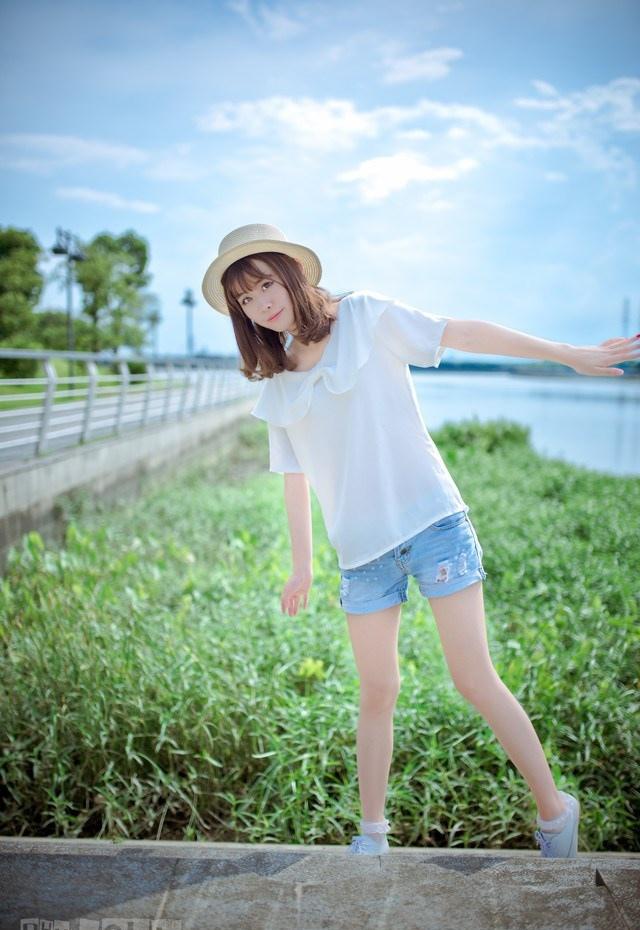 夏日頭戴小花的清新性感少女撐傘漫步