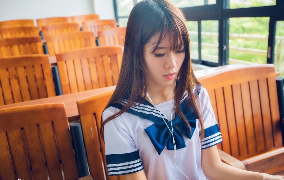 校服性感美女教室明艷動人