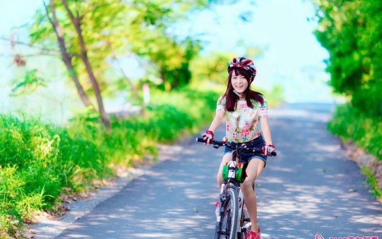 單車?yán)泵贸浅菤g樂笑顏明媚動人寫真