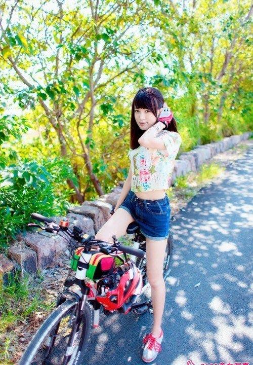 單車?yán)泵贸浅菤g樂笑顏明媚動人寫真