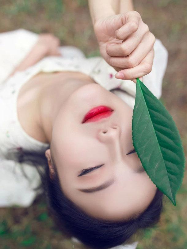 清純的紅唇少女戶外唯美時尚寫真