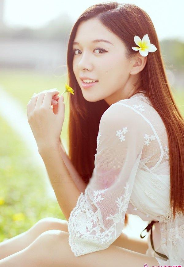 清純時尚美女宛如鮮花