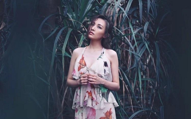 鄭羅茜野外叢林寫真優(yōu)雅中帶著魅惑